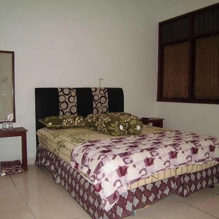 Griya Putri Dewi Guesthouse Yogyakarta Exterior photo