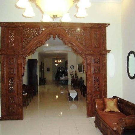 Griya Putri Dewi Guesthouse Yogyakarta Exterior photo