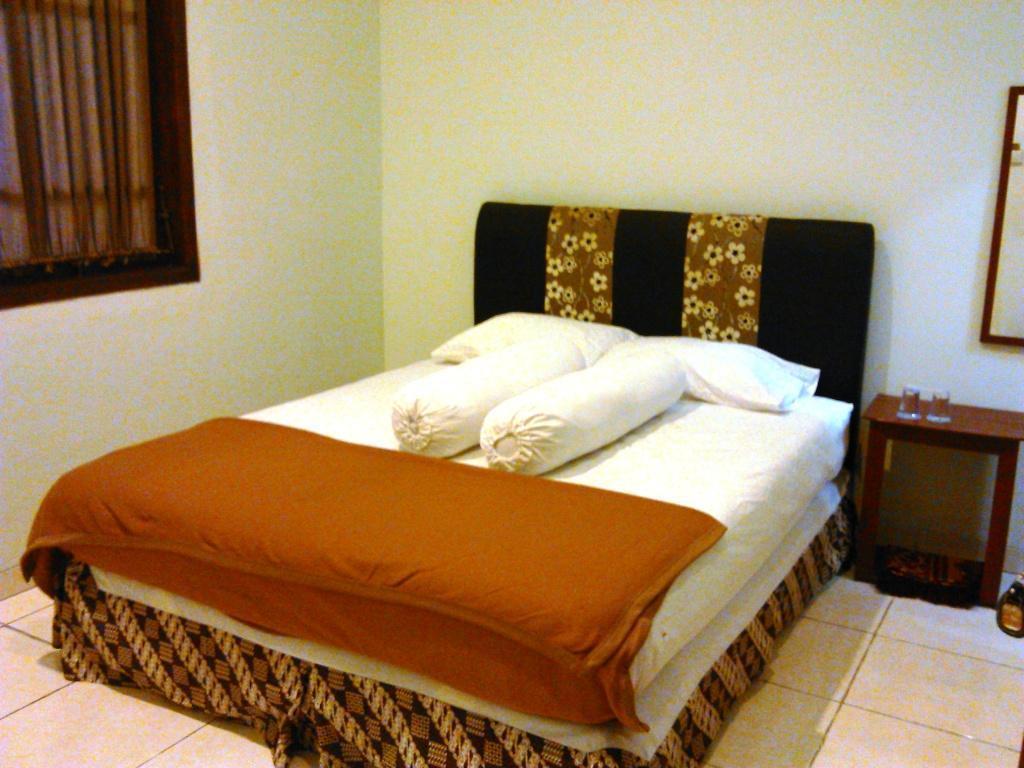 Griya Putri Dewi Guesthouse Yogyakarta Exterior photo
