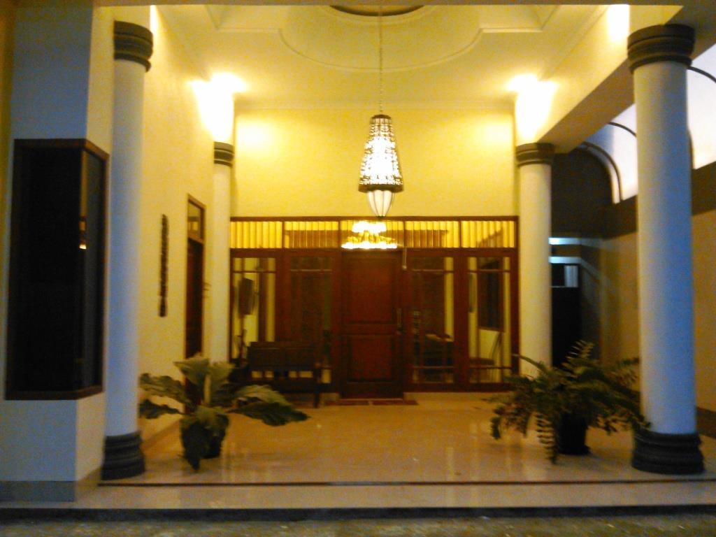 Griya Putri Dewi Guesthouse Yogyakarta Exterior photo