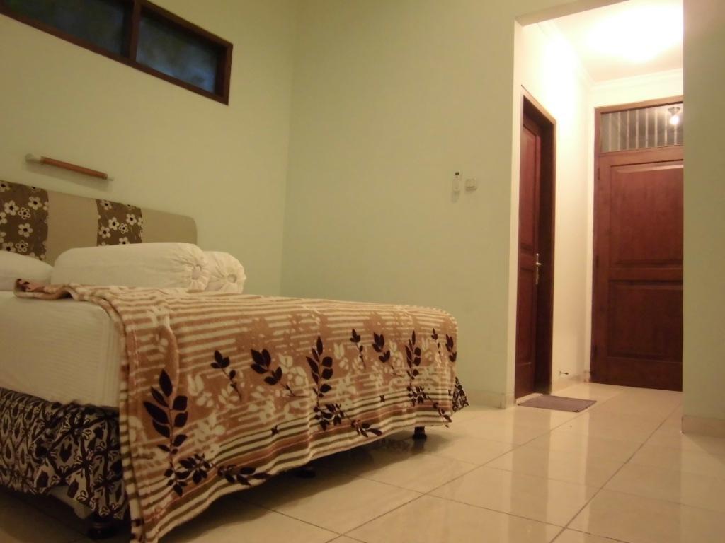 Griya Putri Dewi Guesthouse Yogyakarta Exterior photo