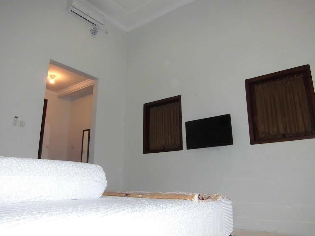 Griya Putri Dewi Guesthouse Yogyakarta Exterior photo