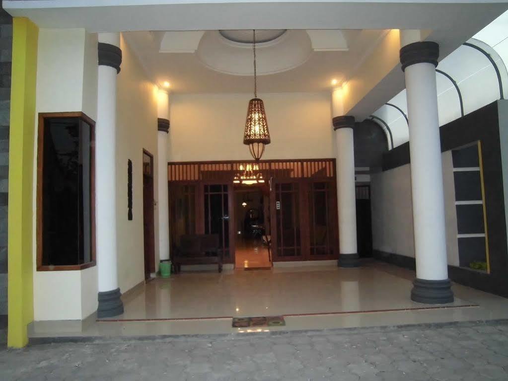 Griya Putri Dewi Guesthouse Yogyakarta Exterior photo