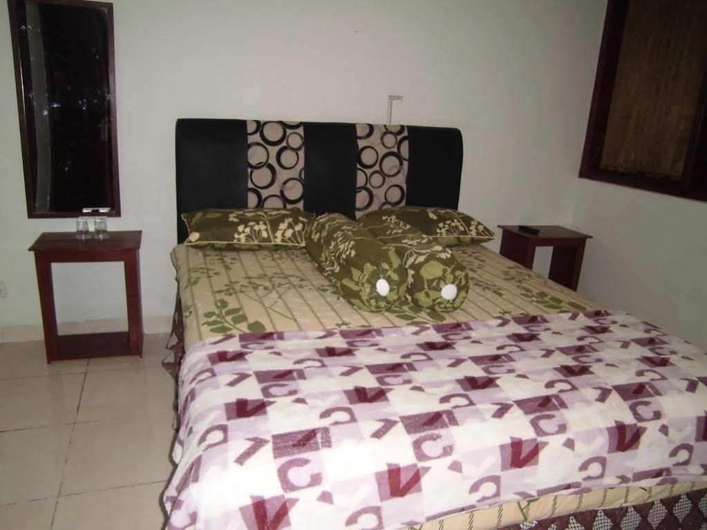 Griya Putri Dewi Guesthouse Yogyakarta Exterior photo