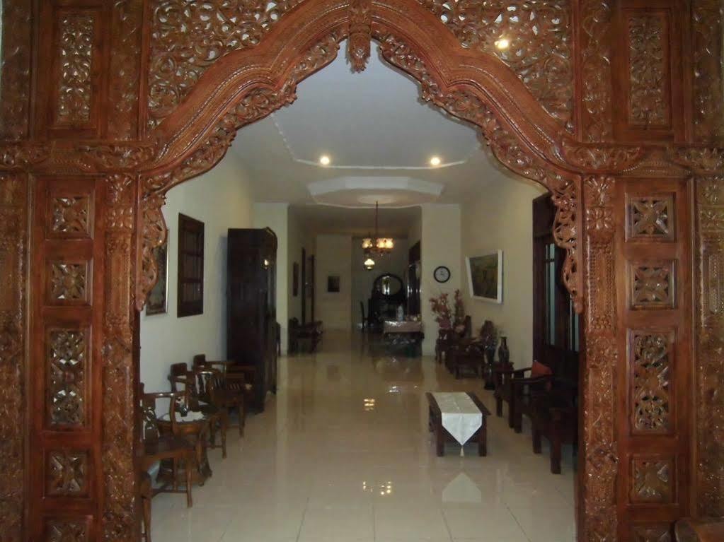 Griya Putri Dewi Guesthouse Yogyakarta Exterior photo