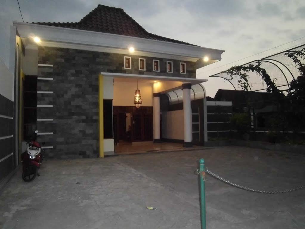 Griya Putri Dewi Guesthouse Yogyakarta Exterior photo