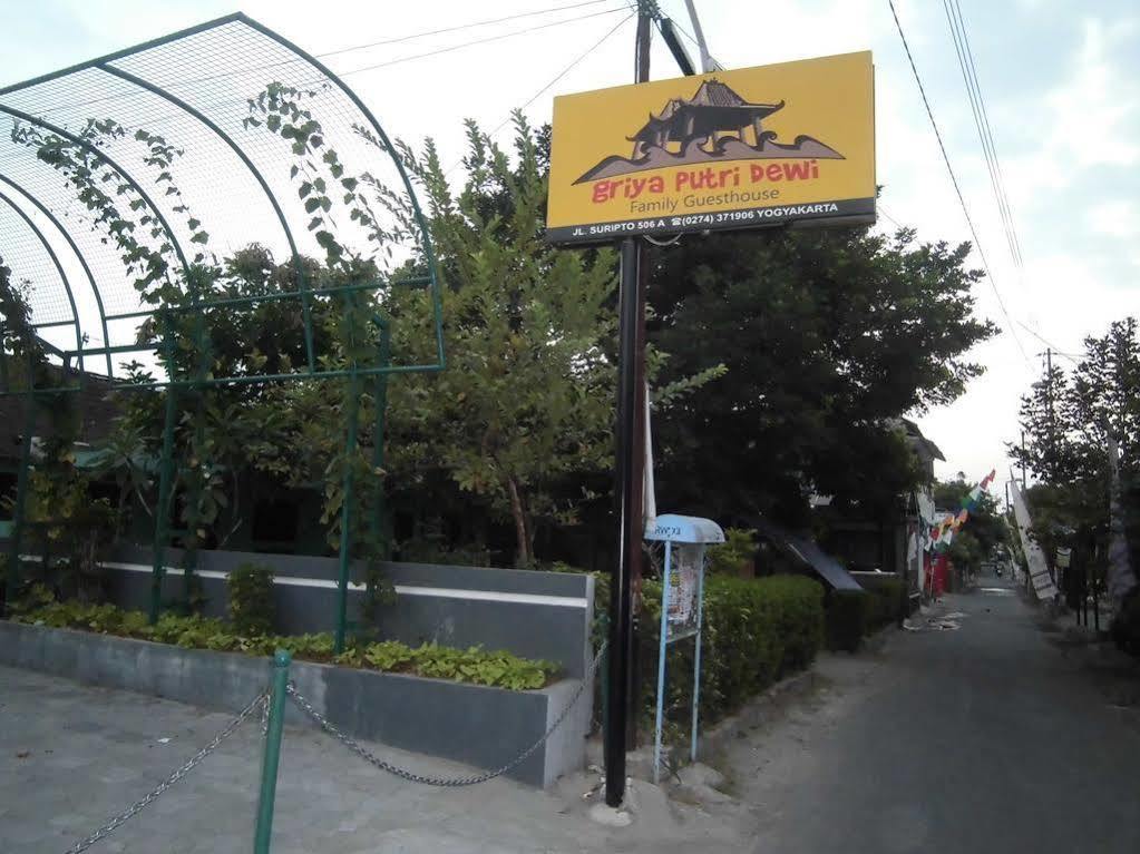 Griya Putri Dewi Guesthouse Yogyakarta Exterior photo