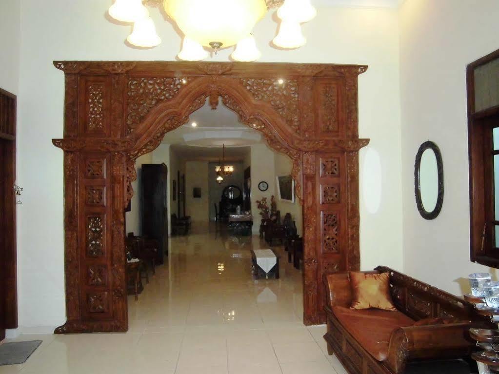Griya Putri Dewi Guesthouse Yogyakarta Exterior photo
