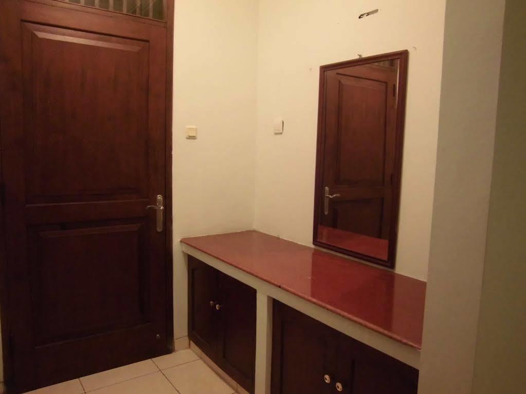 Griya Putri Dewi Guesthouse Yogyakarta Exterior photo